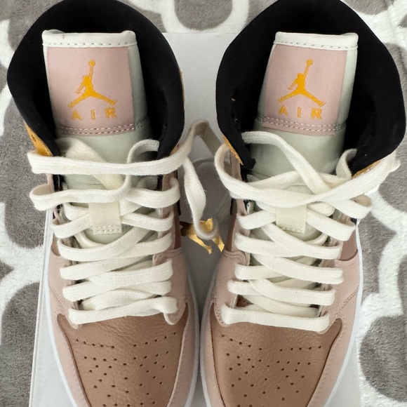 NEW Women’s Nike Air Jordan 1 Mid SE Particle Beige Size: 6 - Picture 5 of 8